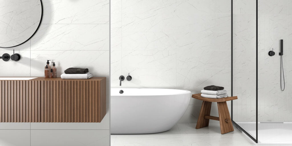 Badeværelse med vægfliser i marmorlook