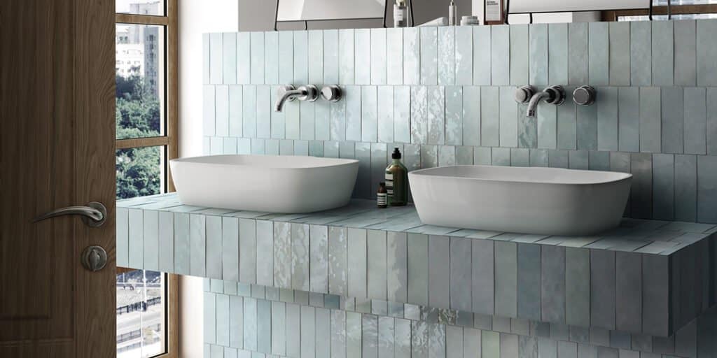 Lyseblå blanke vægfliser til badeværelset