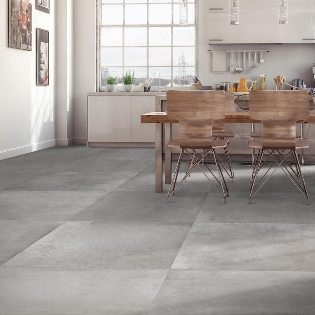 Betonlookflise i traditionel cementgraa med let spil i overfladen